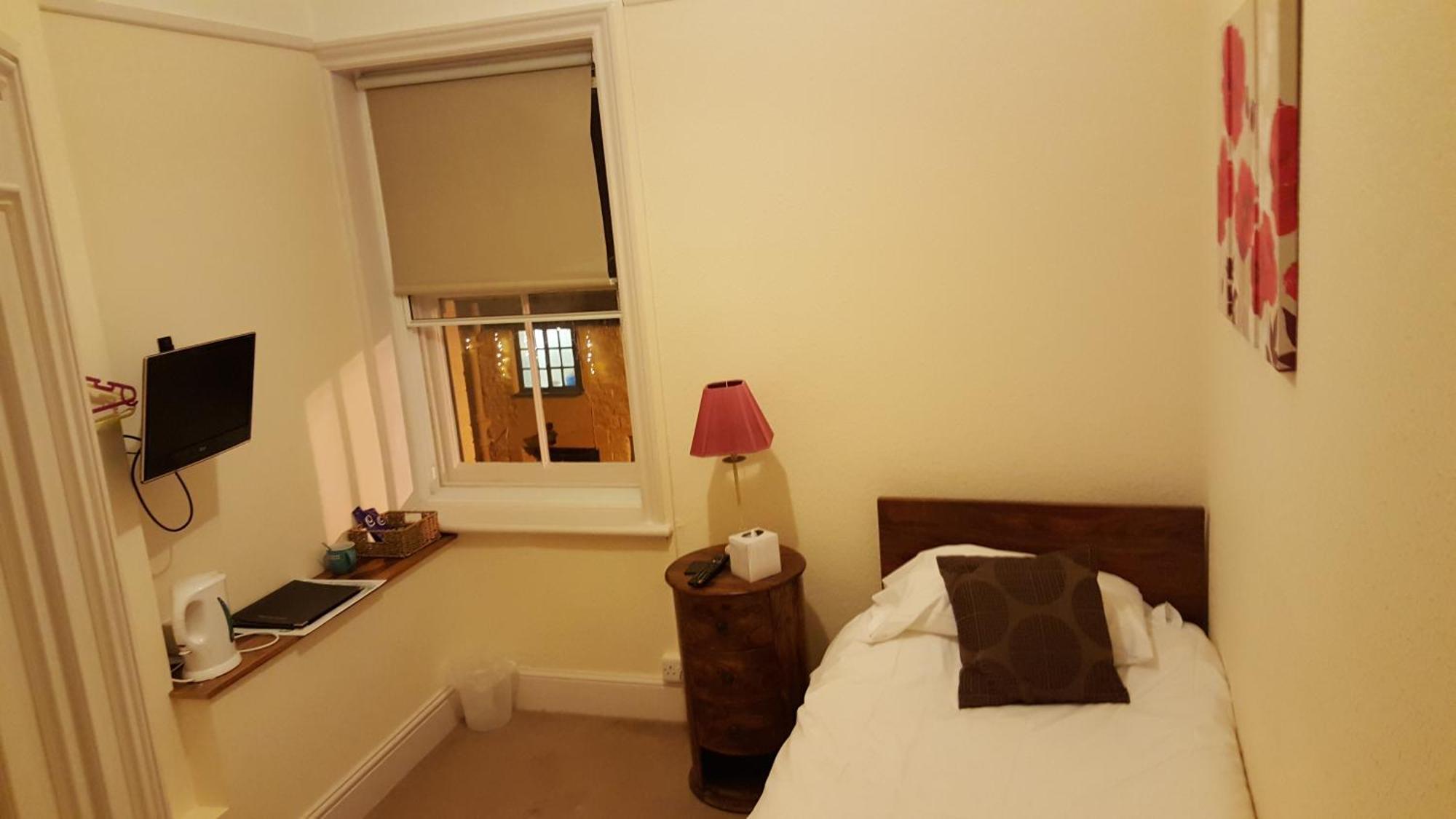 The Dolphin Hotel Wincanton Room photo